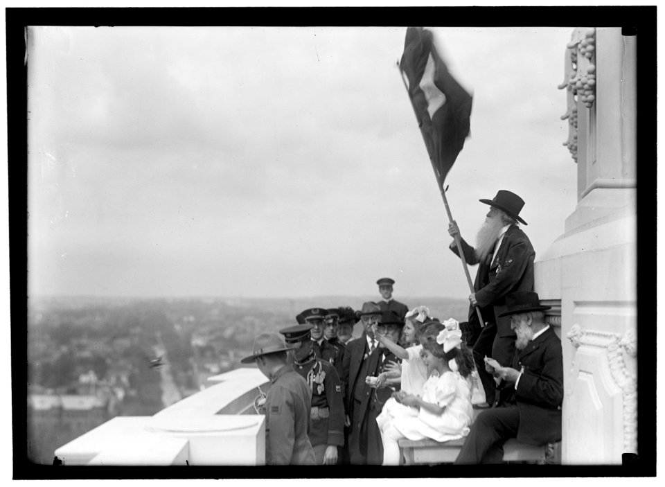GRAND ARMY OF THE REPUBLIC, PARADE AT 1915 ENCAMPMENT. CEREMONY BY VETERANS OF G.A.R. IN WEST GALLERY OF CAPITOL; J R. WHITTLESAY OF MO. WITH FLAG, RELEASING WHITE DOVES OF PEACE; DR. JOHN LCCN2016866590