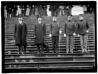 GRAND ARMY OF THE REPUBLIC. UNIDENTIFIED; ACTING SECRETARY OF WAR OLIVER; ACTING CHIEF OF STAFF MATHERSPOON; COL. EDWIN ST. JOHN GREBLE; COL. HENRY T. ALLEN REVIEWING G.A.R. GROUP LCCN2016864036
