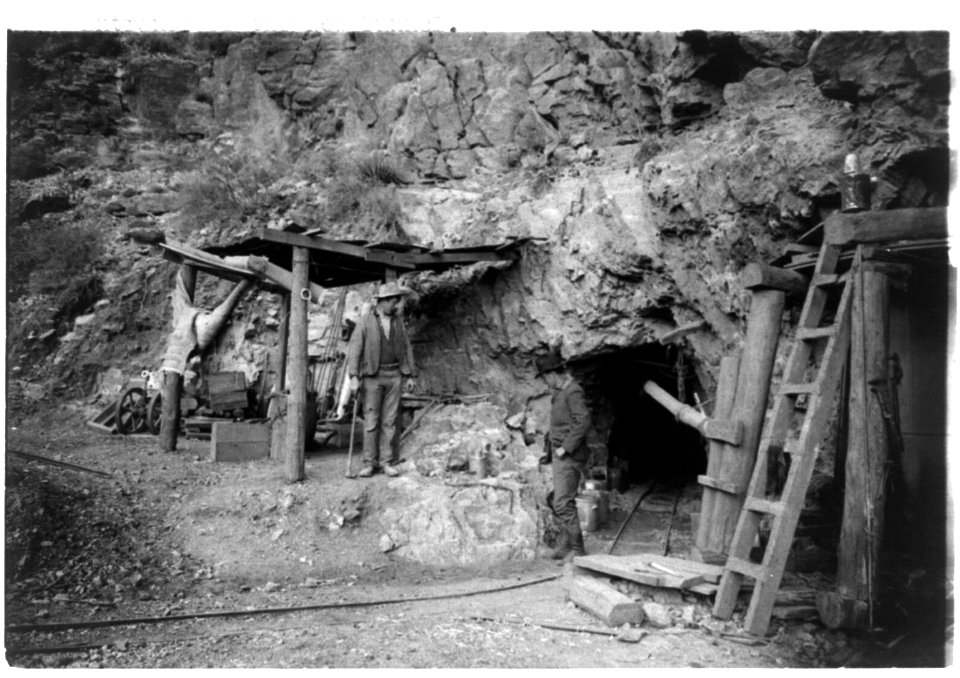Grand Canyon)- Entrance of the new tunnel (of copper mine LCCN2002715954