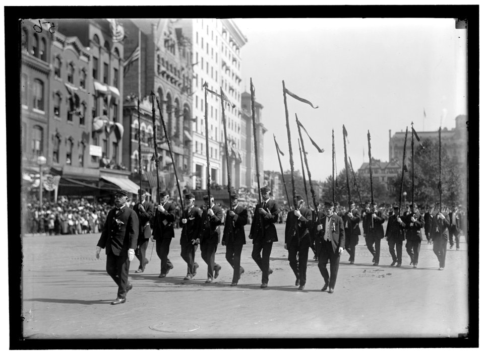 GRAND ARMY OF THE REPUBLIC. PARADE AT 1915 ENCAMPMENT. PENNSYLVANIA VETERANS, WITH FURLED CIVIL WAR BATTLEFLAGS. C.E. GRAMLICH, COMMANDER, PENNSYLVANIA VETERANS, LEADING LCCN2016866585