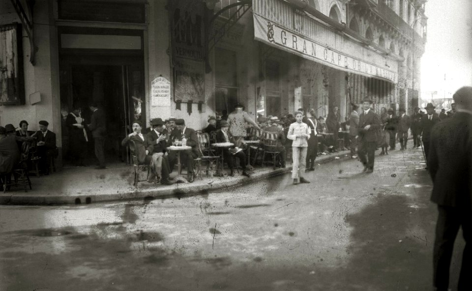 Gran Café de la Marina, situado en la esquina de la calle Garibai con Boulevard (1 de 1) - Fondo Car-Kutxa Fototeka