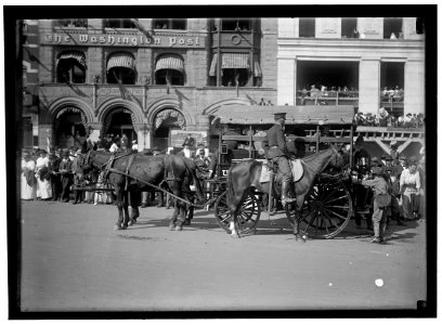 GRAND ARMY OF THE REPUBLIC. PARADE AT 1915 ENCAMPMENT. ARMY AMBULANCE LCCN2016866586