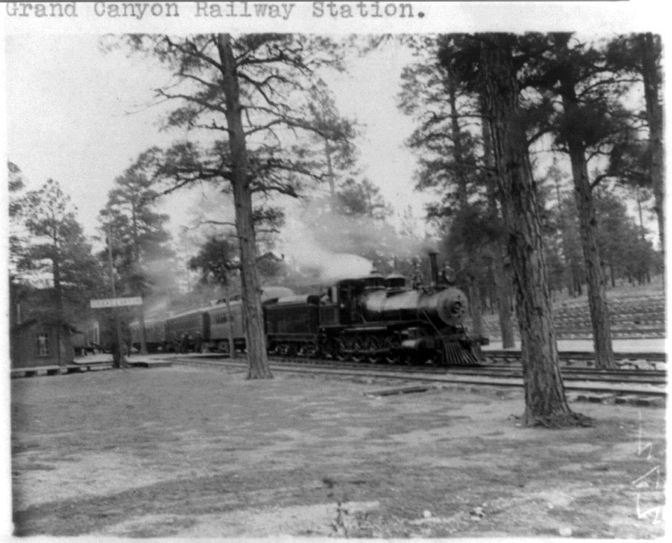 Grand Canyon)- Grand Canyon Railway Station (and train LCCN2002715956