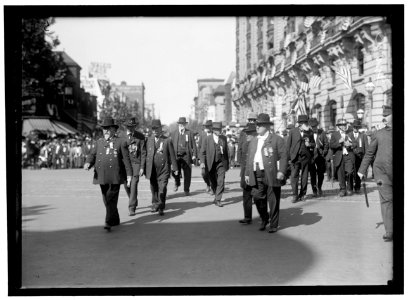GRAND ARMY OF THE REPUBLIC. PARADE AT 1915 ENCAMPMENT. IOWA VETERANS- FRONT LEFT, MICHAEL McDONALD OF BAIRD, IOWA, PAST COMMANDER, IOWA; FRONT RIGHT, JUDGE J.W. WILLETT; LEFT REAR OF WILLETT LCCN2016866545