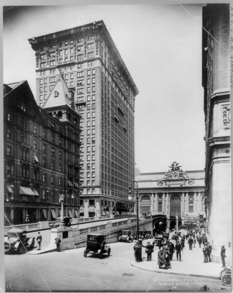 Grand Central Station, New York City- Park Ave. Bridge in foregrd.; R.R. Station in backgrd. LCCN2003677425