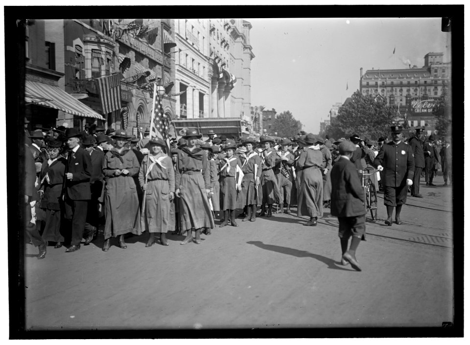 GRAND ARMY OF THE REPUBLIC. PARADE AT 1915 ENCAMPMENT. CAMP FIRE GIRLS LCCN2016866587