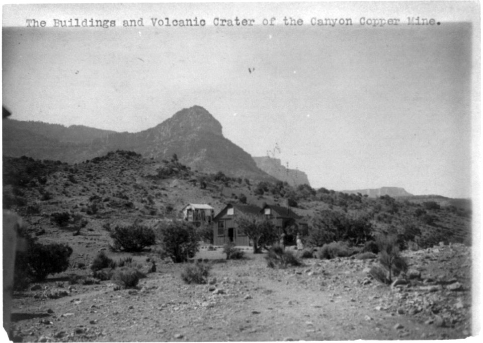 Grand Canyon)- The buildings and volcanic crater of the canyon copper mine LCCN2002715952