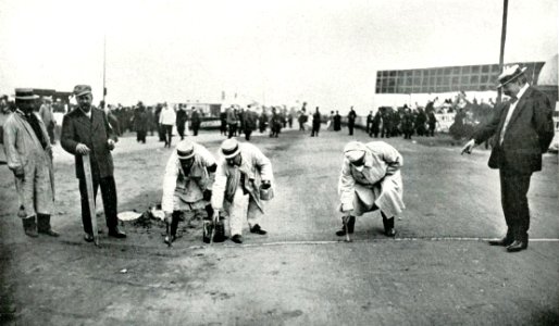 Grand Prix de l'ACF 1908, traçage de la ligne blanche de départ
