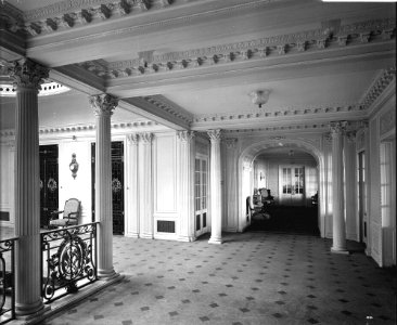 Grand entrance on the 'Aquitania' (1914) RMG G10824