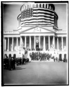 G.A.R. PARADE GREAT FLAG AT CAPITOL LCCN2016861671