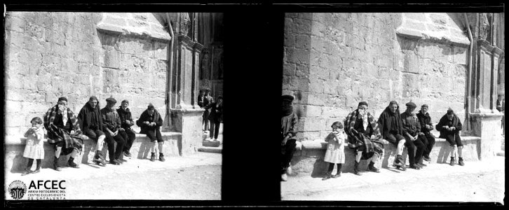Grup d'habitants de Morella asseguts a l'entrada de l'església de Santa Maria