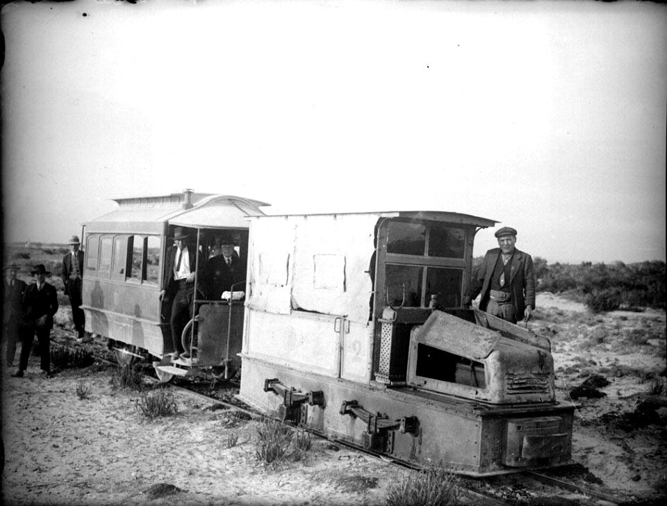 Grup d'homes dins una màquina de tren antiga (AFCEC RIBASV C 2738)