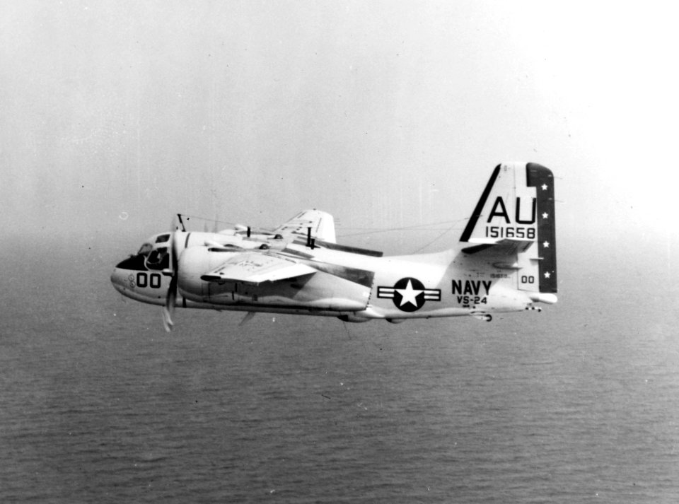 Grumman S-2E Tracker of VS-24 in flight, circa in 1970 (NH 83602)