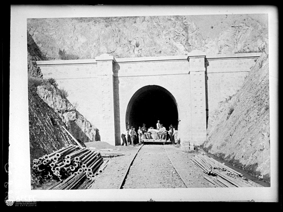 Grup d'homes sobre una vagoneta a l'entrada d'un túnel del ferrocarril a Argentona (AFCEC SOLER C 0088)
