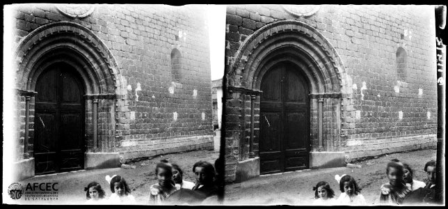 Grup de nenes davant del portal de l'església de Santa Maria d'Organyà