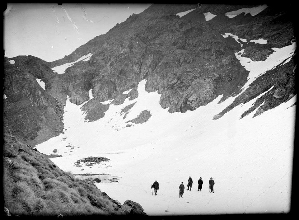 Grup d'alpinistes en una glacera camí dels pics de Bachimaña