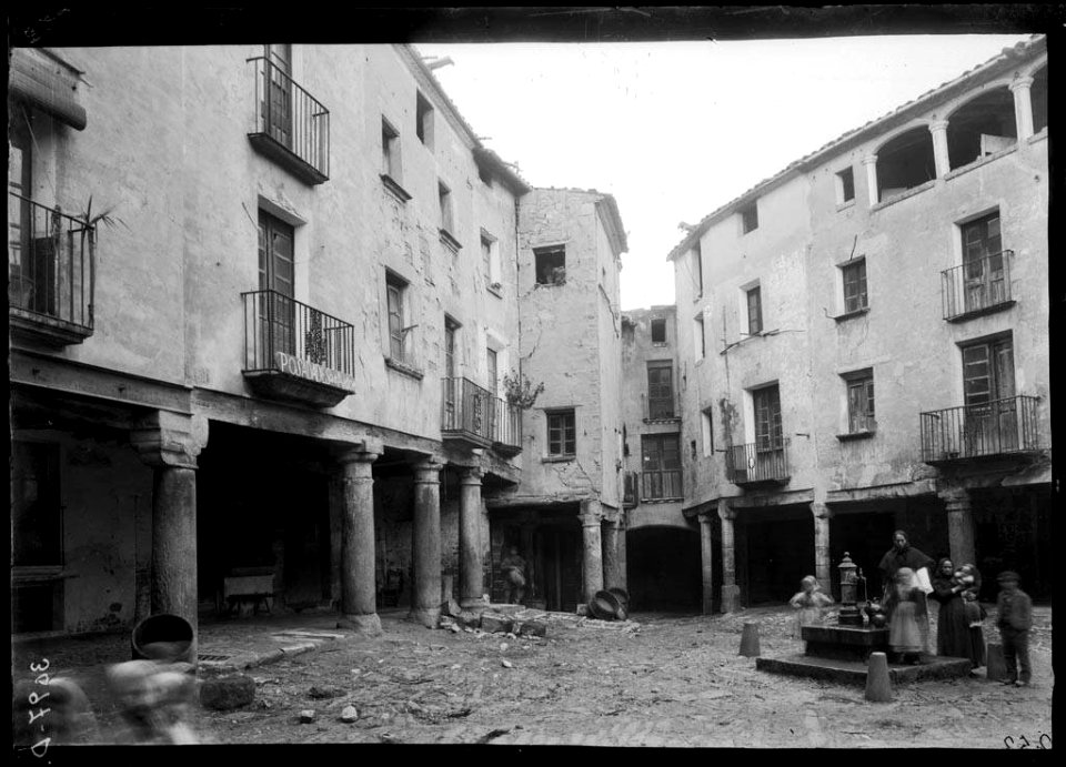 Grup d'una dona i nens al costat d'una font a la plaça Major de Santa Coloma de Queralt (AFCEC VINTRO D 3079)