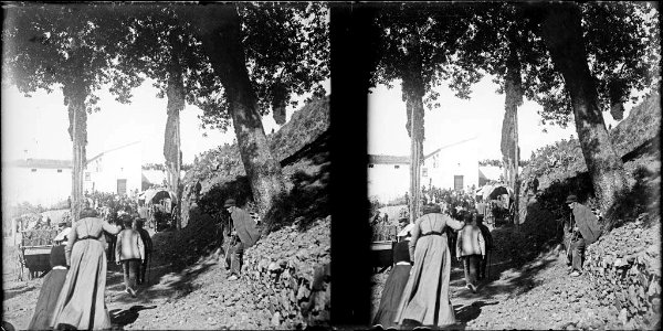 Grup de gent camí a l'ermita de Sant Medir (AFCEC BORDAS D 4471)