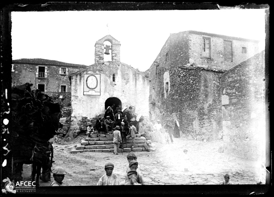 Grup de gent a l'entrada de l'ermita de Sant Sebastià