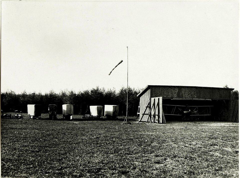 Hangars der Fliegerkompanie Nr. 7 bei Chocin, 25. Mai 1917. (BildID 15591054)