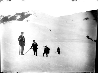Grup d'homes al pòrt dera Montjòia, tot nevat