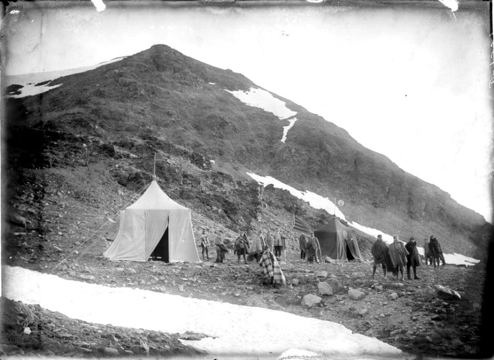 Grup d'homes en un campament sota el Puigmal