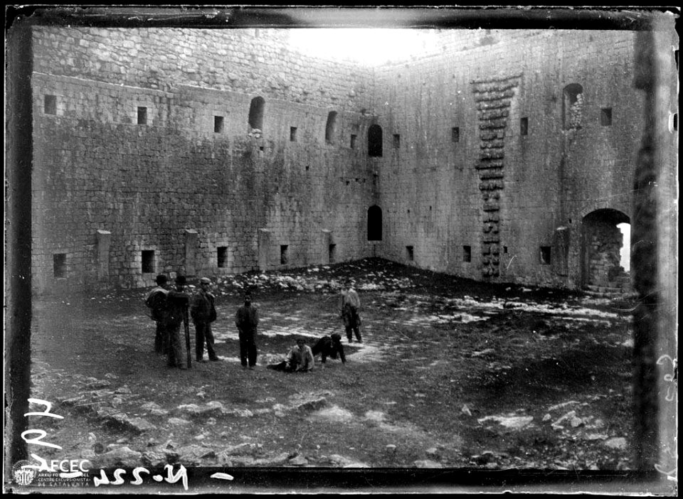 Grup de gent a l'interior del castell del Montgrí
