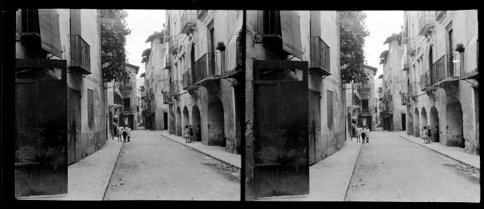 Grup de nens pel carrer d'un poble