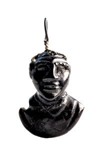 Hanger in git in de vorm van een mannelijke Afrikaanse buste, 175 tot 350 NC, vindplaats- Koninksem, zuidwestgrafveld, 25.09.1908, graf, collectie Gallo-Romeins Museum Tongeren, GRM 6360, 018