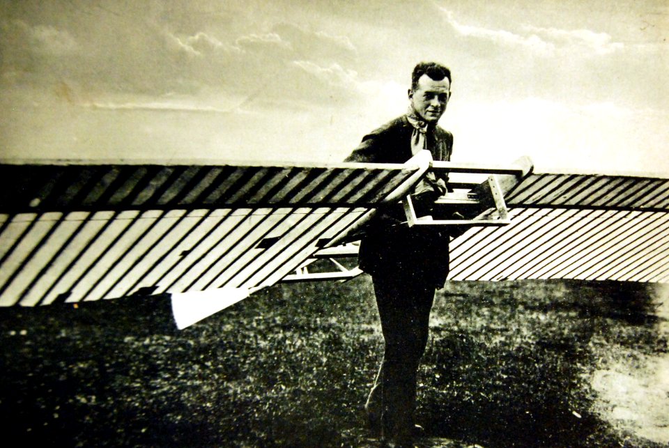 Hans Richter and glider, WWI (29345066531)