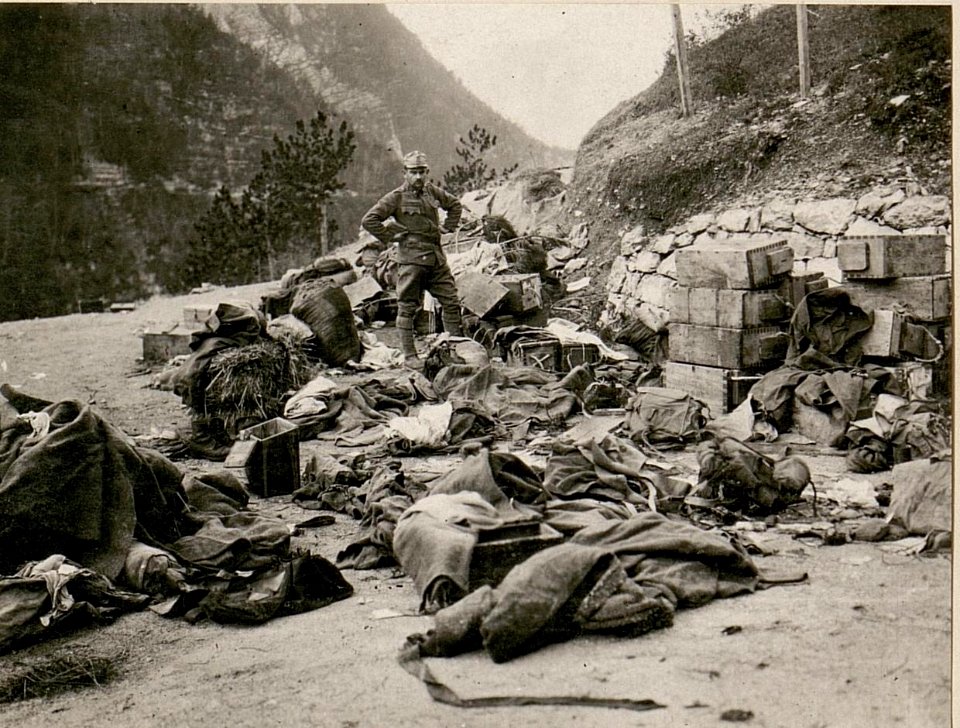 Ital. Munition und Ausrüstungsgegenstände im Dognatale nach dem Rückzug der Italiener. (BildID 15507619)