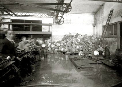 Inundaciones en una fábrica de la localidad de Errenteria (10 de 10) - Fondo Car-Kutxa Fototeka