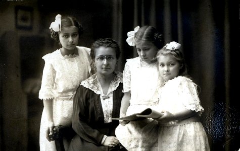 Helena Latinik z córkami