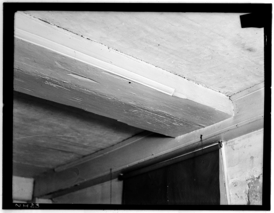 Historic American Buildings Survey L.C. Durette, Photographer SUMMER BEAM, BED ROOM -1, LOOKING SOUTH EAST - John Cram Farmstead, Hampton Falls, Rockingham County, NH HABS NH,8-HAMTOF,1-9