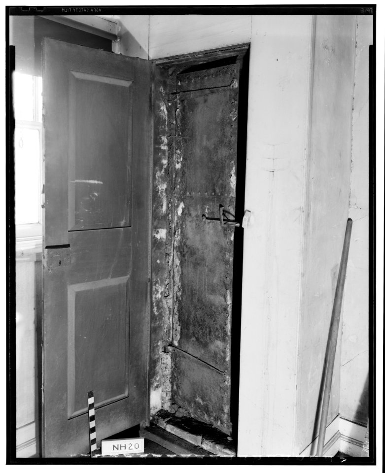 Historical American Buildings Survey L. C. Durette, Photographer April 1, 1936 SMOKE CHAMBER 2nd FLOOR, IRON DOOR CLOSED - Governor Levi Woodbury House, Woodbury Avenue and Boyd HABS NH,8-PORT,123-17