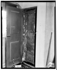 Historical American Buildings Survey L. C. Durette, Photographer April 1, 1936 SMOKE CHAMBER 2nd FLOOR, IRON DOOR CLOSED - Governor Levi Woodbury House, Woodbury Avenue and Boyd HABS NH,8-PORT,123-17