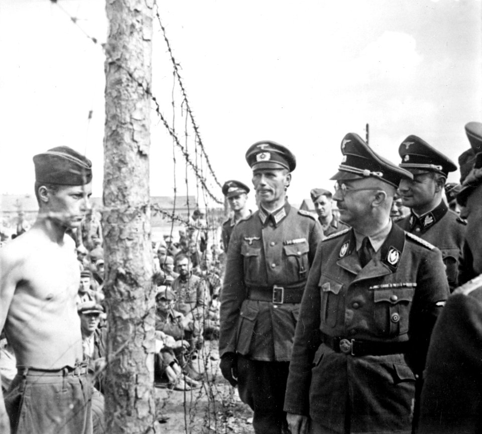 Himmler besichtigt die Gefangenenlager in Russland. Heinrich Himmler inspects a prisoner of war camp in Russia, circa... - NARA - 540164