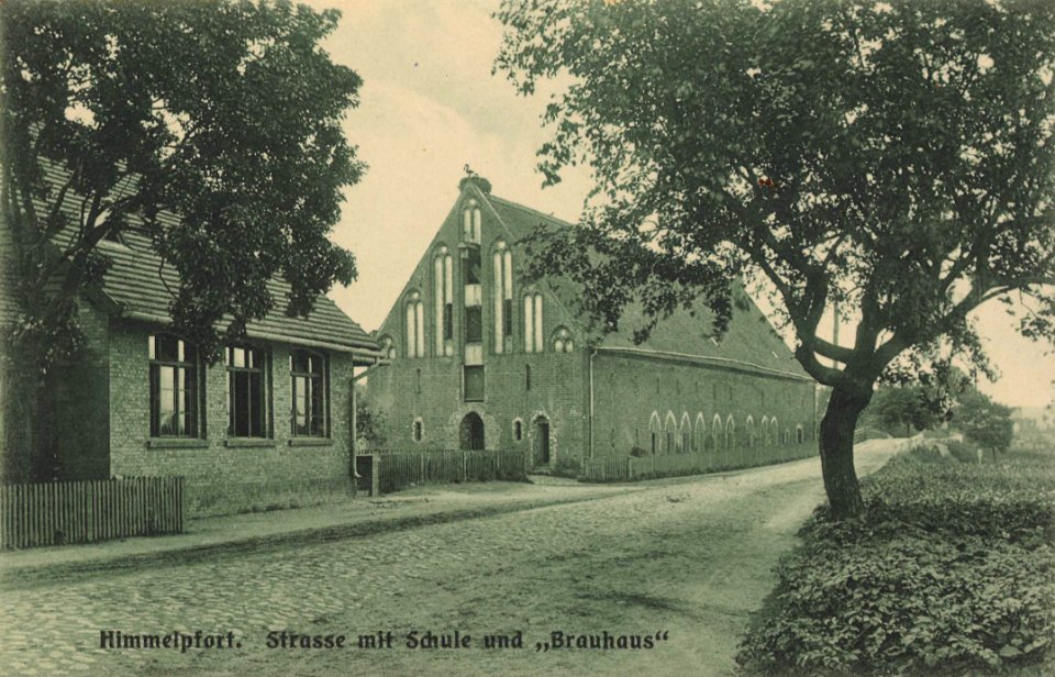 Himmelpfort, Brandenburg - Straße mit Schule und Brauhaus (Zeno Ansichtskarten)