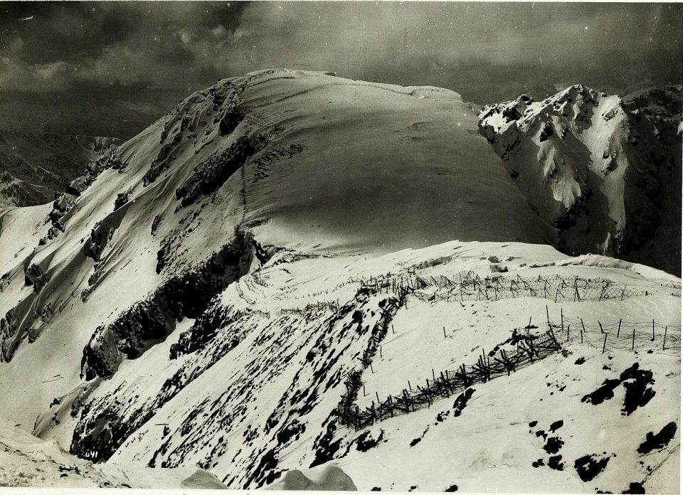 Hindernisse, Drahtverhaue am Passo Sella, Campagnacia, Banca (Felsband). (BildID 15588679)