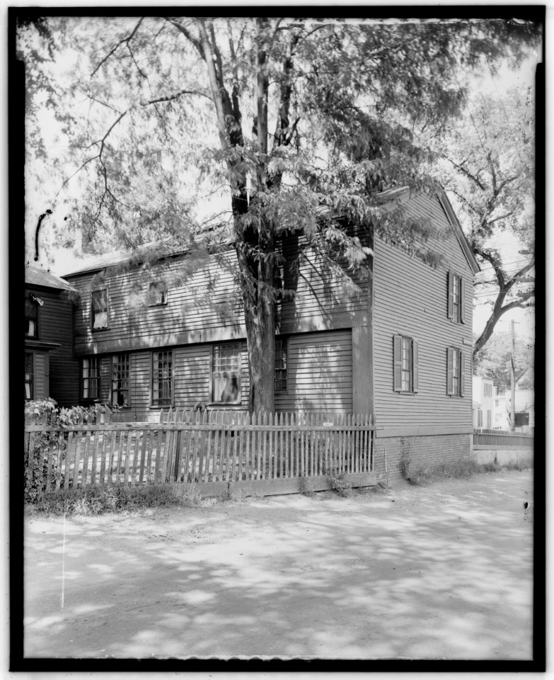 Historical American Buildings Survey L. C. Durette, Photographer July 27, 1936 VIEW OF GARRISON PORTION FROM SOUTH SHOWING OVERHANG OF REAR WALL - Gilman Garrison, Water and Clifford HABS NH,8-EX,2-6