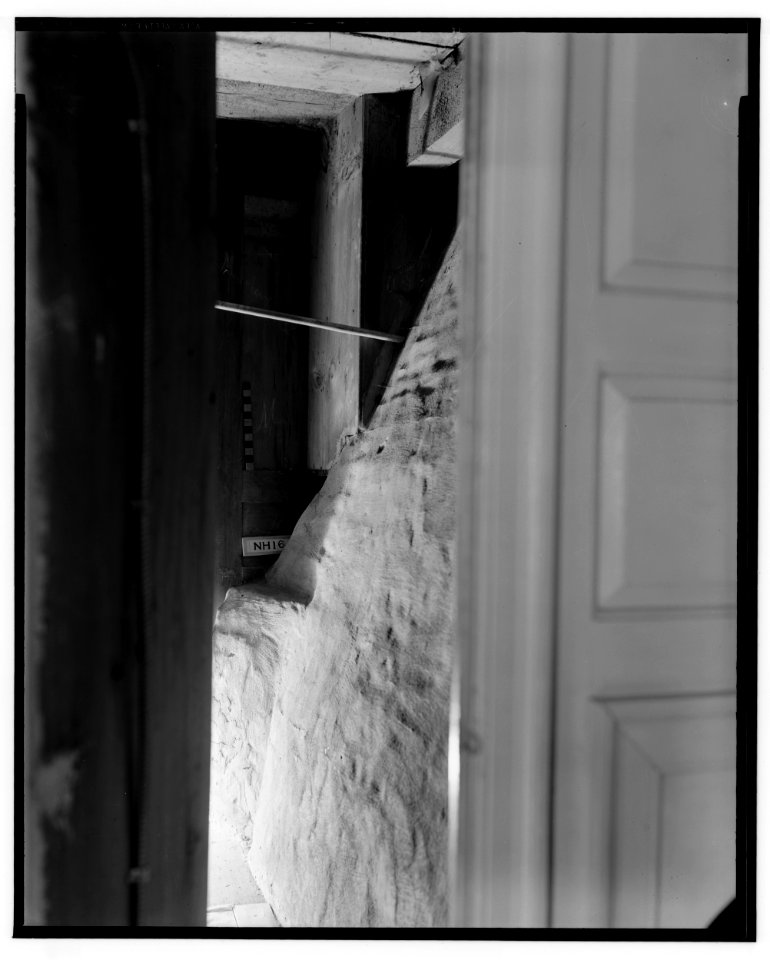 Historical American Buildings Survey L. C. Durette, Photographer Nov. 10, 1936. CHIMNEY HAUNCH 2nd FLOOR LOOKING NORTH - Amos Seavey House, Beach Boulevard, Rye, Rockingham County, HABS NH,8-RY,1-20
