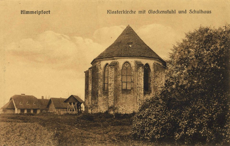 Himmelpfort, Brandenburg - Klosterkirche von Osten mit Glockenstuhl und Schulhaus (Zeno Ansichtskarten)