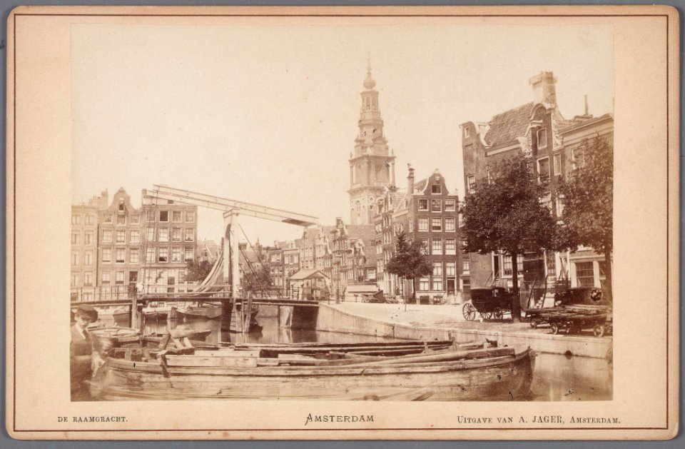 Houtgracht gezien naar Raamgracht. Op de achtergrond de toren van de Zuiderkerk en links de Zwanenburgwal-002