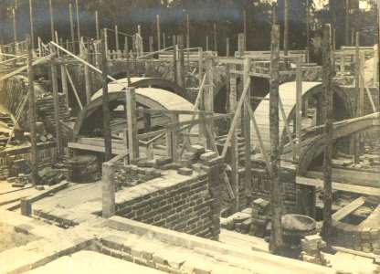 Houten boogconstructies voor het metselen van gewelven in het in aanbouw zijnde 3e Administratiegebouw photo