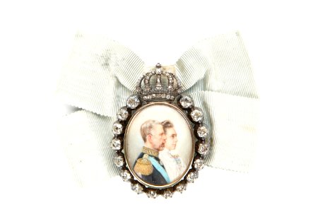 Hovfrökentecken med miniatyrporträtt av Gustaf V och Viktoria - Skoklosters slott - 93226
