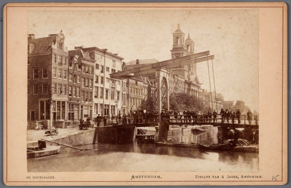Houtgracht gezien naar de Mozes en Aäronkerk