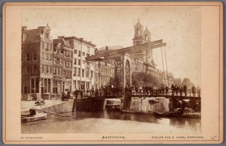 Houtgracht gezien naar de Mozes en Aäronkerk