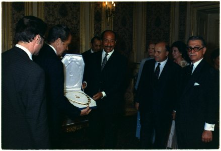 In a brief ceremony, President Anwar Sadat of Egypt presents Mrs. Nixon with the Order of Perfection - NARA - 194582