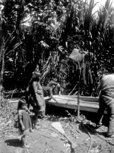Indianer vid kanot. Stam, Cuna. Lokal, Rio Caimanes, ö. (östra) sidan av Urabábukten, Colombia - SMVK - 004505