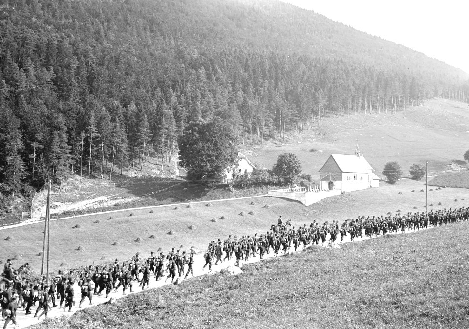 Infanteristen auf dem Marsch über den Weissenstein - CH-BAR - 3239992